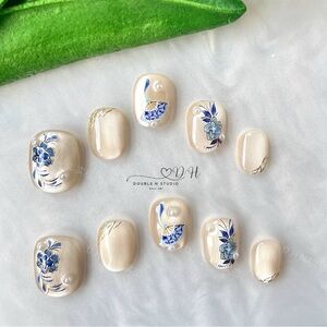 Hand Crafted Press-On Nail Art Set In Size Small